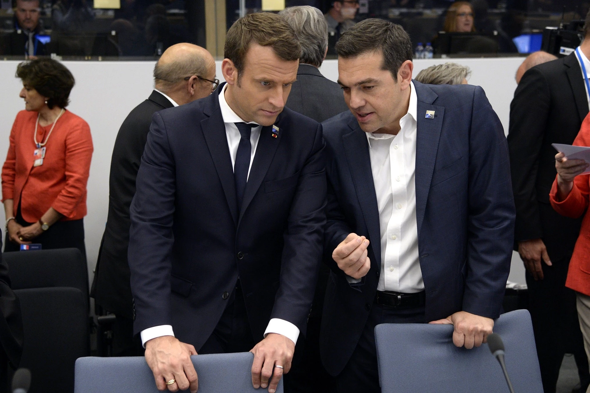 Ακόμη κι ο Μακρόν λέει όχι στην «άθεη Γαλλία» και ζητάει περισσότερη Εκκλησία, αλλά ο Αλέξης όπως πάντα εκτός τόπου και χρόνου